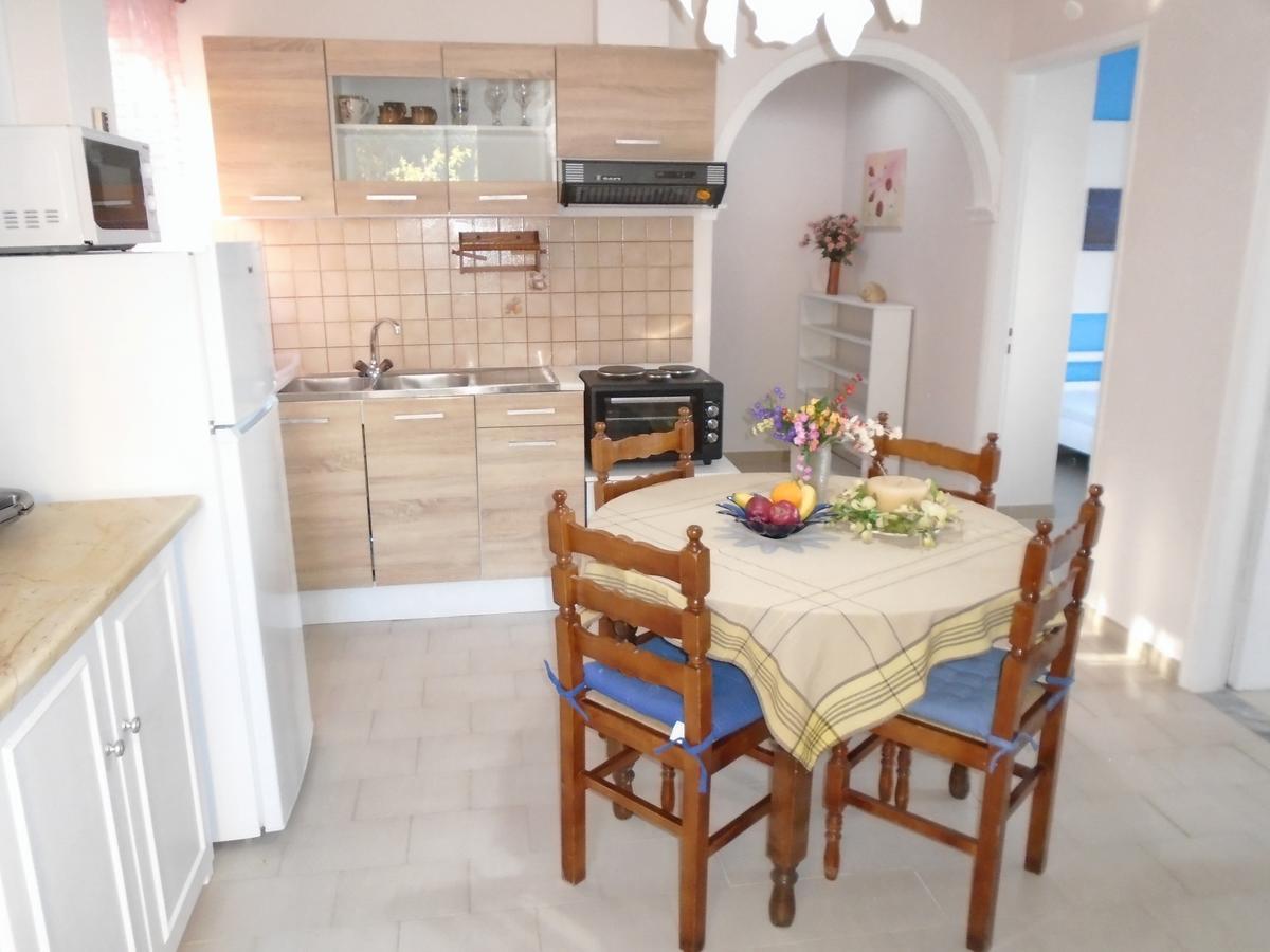 Apartament Sirios Apraos